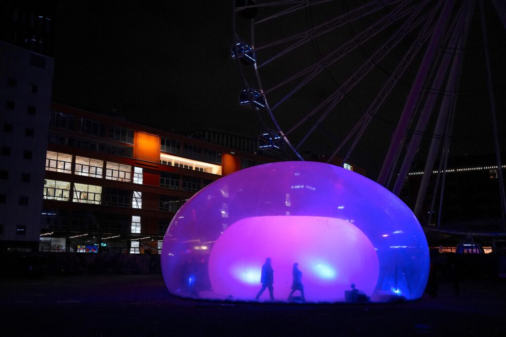 Begehbare und Beleuchtete Kunstinstallation The Resonance Of The Invisible zur Premiere.