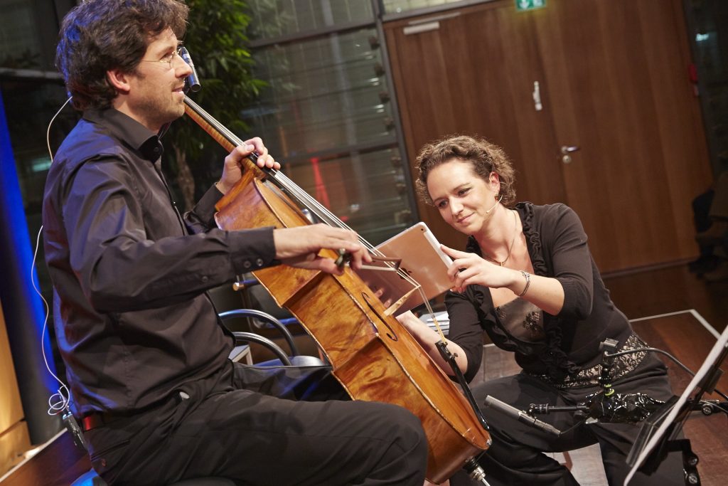 Martina Taubenberger zeigt dem Publikum ganz genau wie ein Cellist spielt.